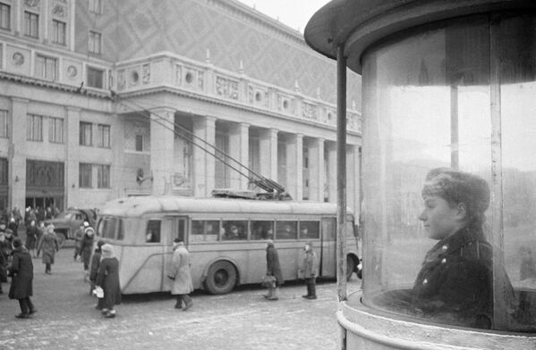 Quảng trường Triumfalnaya ở Moskva, 1943 - Sputnik Việt Nam