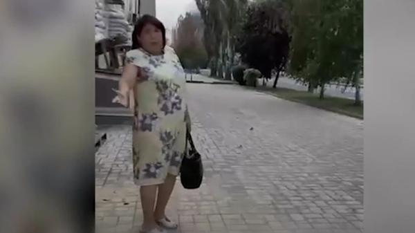 Một nữ Donetsk suốt cả tiếng đồng hồ không thể về nhà vì quận của cô bị quân đội Ukraina pháo kích - Sputnik Việt Nam
