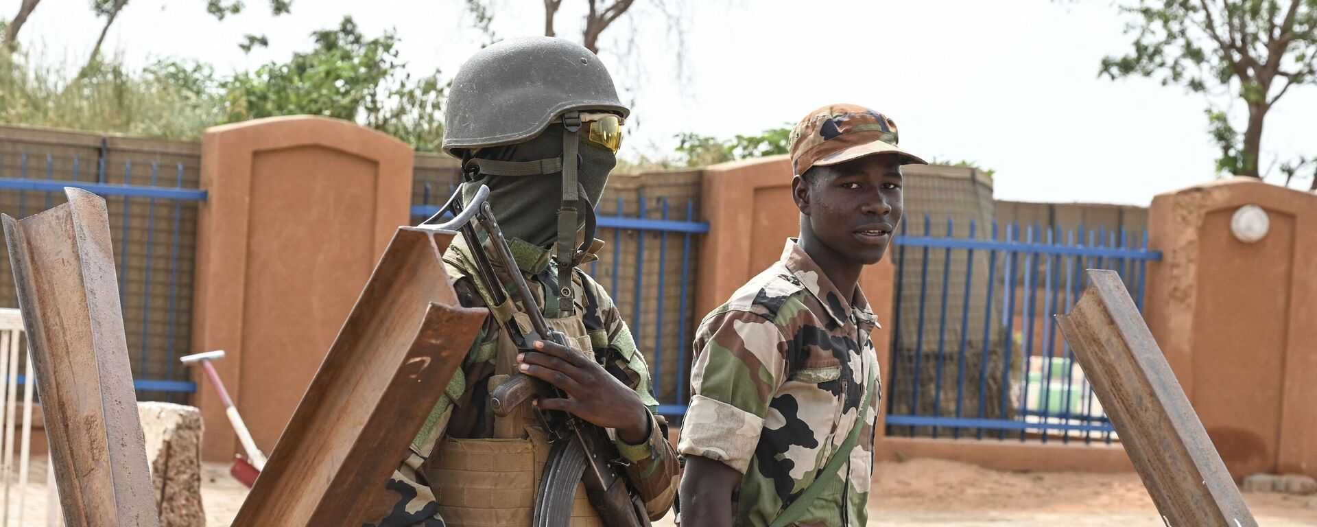 Binh lính Niger canh gác khi những người ủng hộ Hội đồng Quốc gia Bảo vệ Tổ quốc Niger (CNSP) biểu tình bên ngoài căn cứ không quân Niger và Pháp ở Niamey ngày 30/8/2023 đòi Pháp rút quân đội khỏi Niger - Sputnik Việt Nam, 1920, 06.09.2023