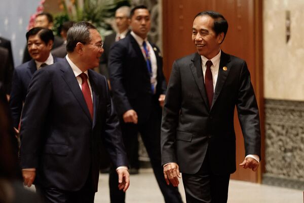Thủ tướng Trung Quốc Lý Cường và Tổng thống Indonesia Joko Widodo tại Hội nghị thượng đỉnh ASEAN - Trung Quốc ở Jakarta - Sputnik Việt Nam