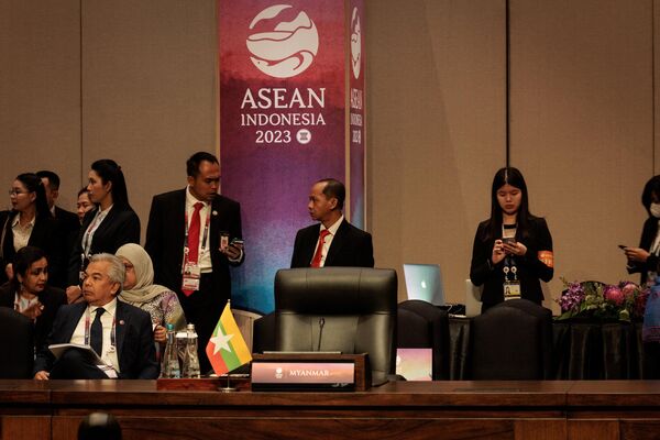 Chiếc ghế trống của Myanmar tại hội nghị cấp cao ASEAN - Trung Quốc ở Indonesia - Sputnik Việt Nam