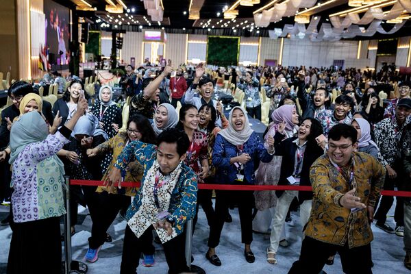 Nhóm nhà báo thuộc trung tâm truyền thông nhảy múa trong buổi phát sóng trực tiếp chương trình ca nhạc tại buổi dạ tiệc của Hội nghị cấp cao ASEAN lần thứ 43 tại Jakarta - Sputnik Việt Nam