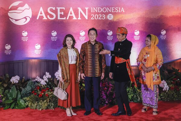 Tổng thống Indonesia Joko Widodo và phu nhân Iriana chào mừng Thủ tướng Nhật Bản Fumio Kishida và phu nhân Yuko đến dự Dạ tiệc Hội nghị thượng đỉnh ASEAN tại Jakarta, Indonesia - Sputnik Việt Nam