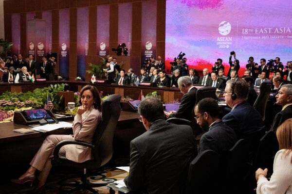Phó Tổng thống Mỹ Kamala Harris trong Hội nghị thượng đỉnh ASEAN ở Jakarta, Indonesia - Sputnik Việt Nam