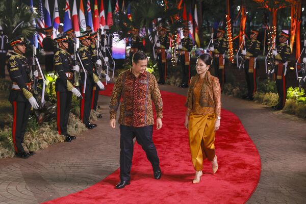 Thủ tướng Campuchia Hun Mane (trái) và phu nhân Peach Chanmoni đến dự buổi dạ tiệc trong khuôn khổ Hội nghị thượng đỉnh ASEAN ở Jakarta, Indonesia - Sputnik Việt Nam