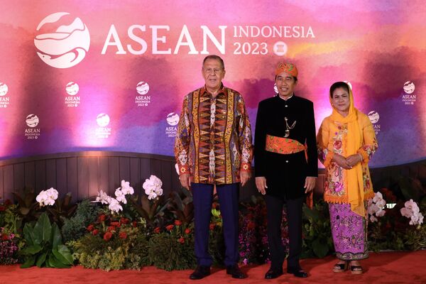 Ngoại trưởng Nga Sergei Lavrov, Tổng thống Indonesia Joko Widodo và phu nhân Iryana Joko Widodo trong buổi dạ tiệc tại Hội nghị thượng đỉnh Đông Á lần thứ 18 ở Jakarta - Sputnik Việt Nam