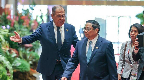 Bộ trưởng Ngoại giao Nga Sergei Lavrov và Thủ tướng Phạm Minh Chính tại Hội nghị Cấp cao ASEAN lần thứ 43  - Sputnik Việt Nam