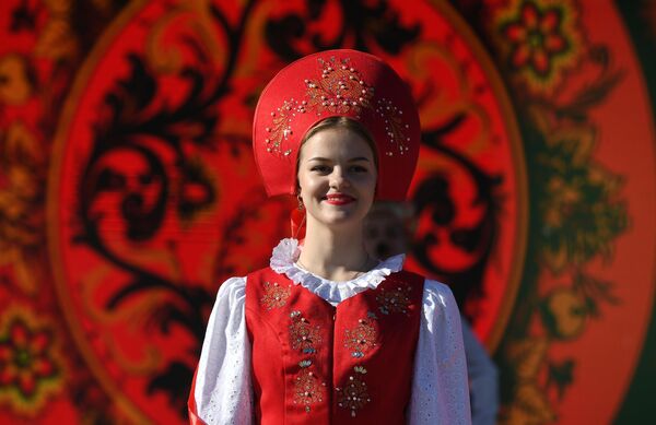 Cô gái trong trang phục dân tộc Nga - Sputnik Việt Nam