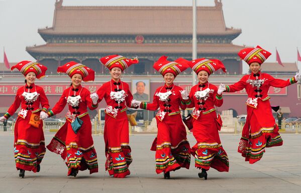 Các cô gái trong trang phục truyền thống ở Quảng trường Thiên An Môn, Bắc Kinh - Sputnik Việt Nam