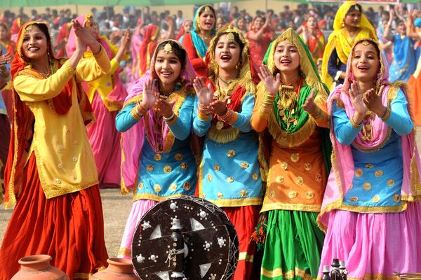 Các cô gái biểu diễn điệu múa dân gian Giddha truyền thống của người Punjabi trong lễ kỷ niệm ở Amritsar, Ấn Độ - Sputnik Việt Nam