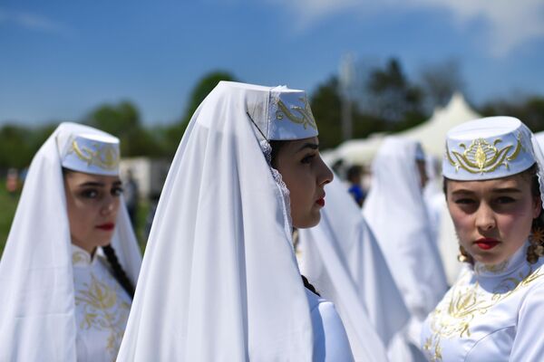 Các cô gái trong trang phục dân tộc Tatar ở Crưm - Sputnik Việt Nam
