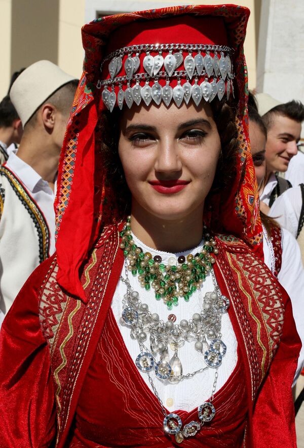 Vũ công Albania trong trang phục truyền thống trong lễ hội ở Tirana - Sputnik Việt Nam