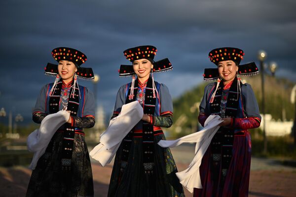 Các cô gái trong trang phục dân tộc Buryatia - Sputnik Việt Nam