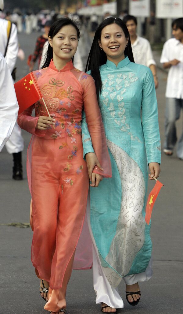 Các cô gái trong trang phục truyền thống ở Hà Nội, Việt Nam - Sputnik Việt Nam