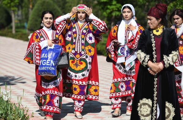 Các cô gái trong trang phục dân tộc trong lễ hội hoa tulip ở Dushanbe, Tajikistan - Sputnik Việt Nam