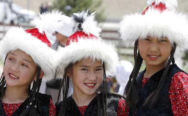 Các cô gái trong trang phục dân tộc Kyrgyzstan - Sputnik Việt Nam