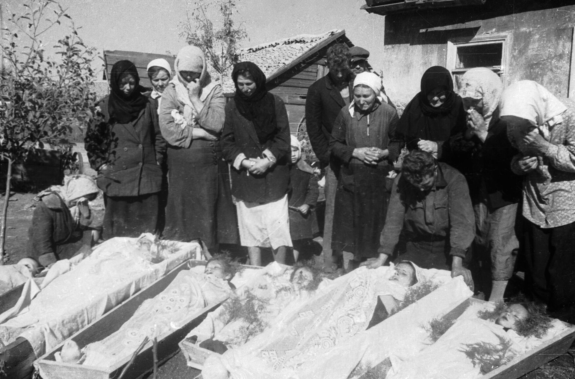 Dân làng trong đám tang của những người dân làng bị Đức Quốc xã tra tấn và giết hại dã man ở Donbass - Sputnik Việt Nam, 1920, 08.09.2023