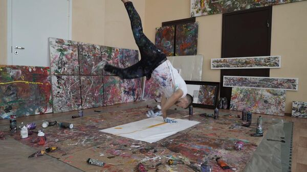 Nghệ cả vườn: Hoạ sĩ trẻ vừa vẽ vừa breakdance - Sputnik Việt Nam