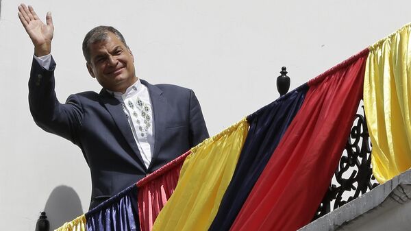 Tổng thống Ecuador Rafael Vicente Correa Delgado vẫy tay chào những người ủng hộ ông ở Quito, Ecuador - Sputnik Việt Nam