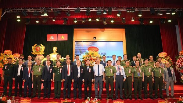 Bộ trưởng Tô Lâm cùng các đại biểu chúc mừng các đồng chí vừa được Đại hội bầu tham gia Ban Chấp hành Hiệp hội An ninh mạng quốc gia nhiệm kỳ I (2023 – 2028). - Sputnik Việt Nam