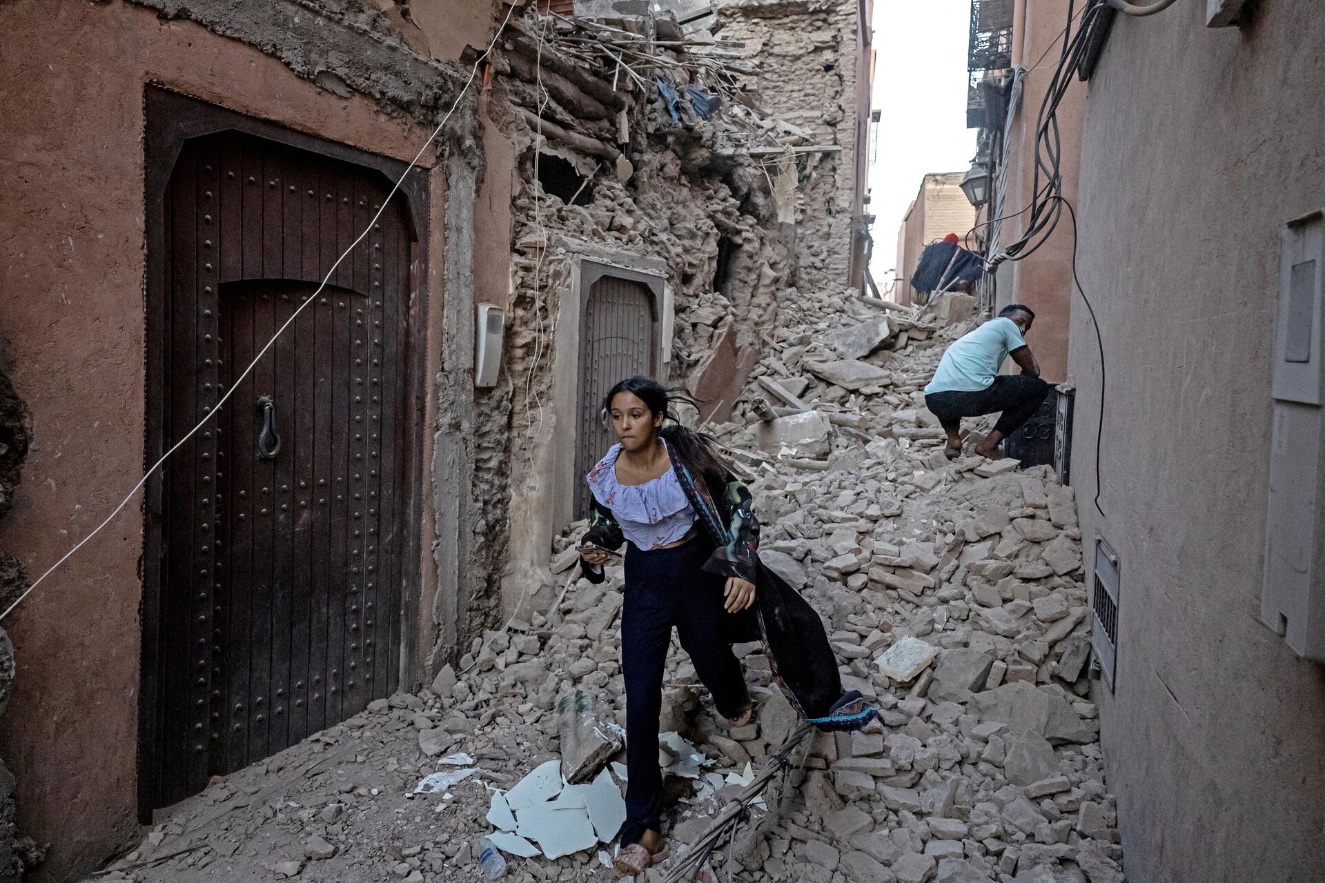 Người phụ nữ bỏ nhà của cô trận động đất ở Marrakesh, Maroc - Sputnik Việt Nam, 1920, 10.09.2023