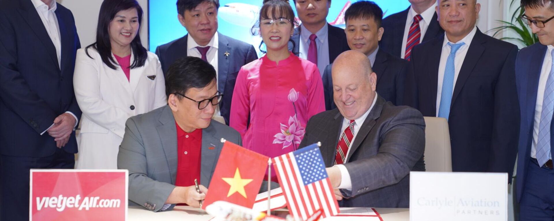 Chủ tịch Vietjet Nguyễn Thị Phương Thảo chứng kiến trao đổi ký kết thoả thuận tài trợ tàu bay giữa Carlyle Aviation Partners và Vietjet  - Sputnik Việt Nam, 1920, 11.09.2023