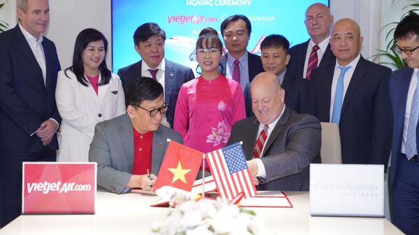 Chủ tịch Vietjet Nguyễn Thị Phương Thảo chứng kiến trao đổi ký kết thoả thuận tài trợ tàu bay giữa Carlyle Aviation Partners và Vietjet  - Sputnik Việt Nam