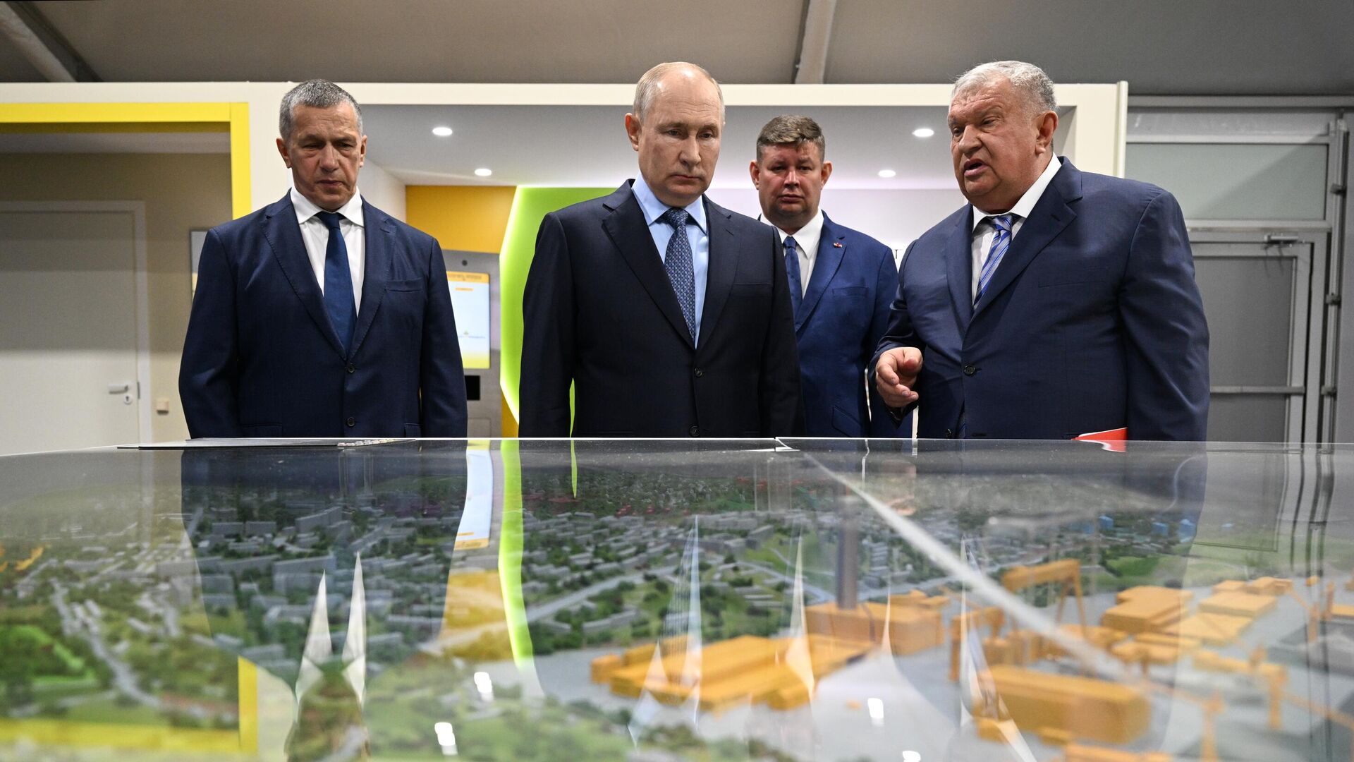 Tổng thống Nga V. Putin thăm tổ hợp đóng tàu Zvezda ở khu vực Primorsky - Sputnik Việt Nam, 1920, 11.09.2023