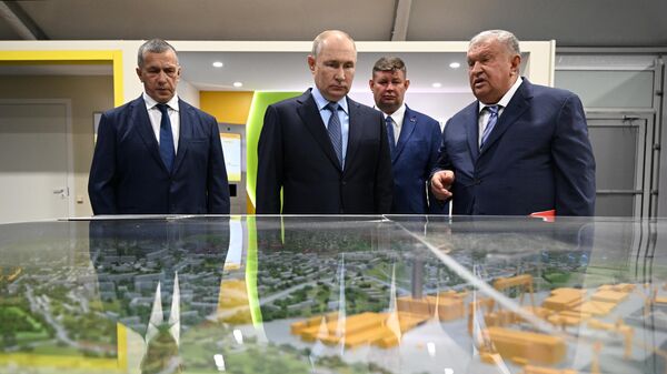 Tổng thống Nga V. Putin thăm tổ hợp đóng tàu Zvezda ở khu vực Primorsky - Sputnik Việt Nam