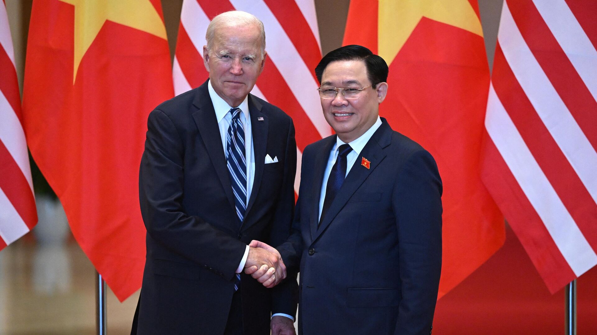 Chủ tịch Quốc hội Vương Đình Huệ bắt tay Tổng thống Mỹ Joe Biden trong cuộc gặp tại Hà Nội, Việt Nam - Sputnik Việt Nam, 1920, 12.09.2023