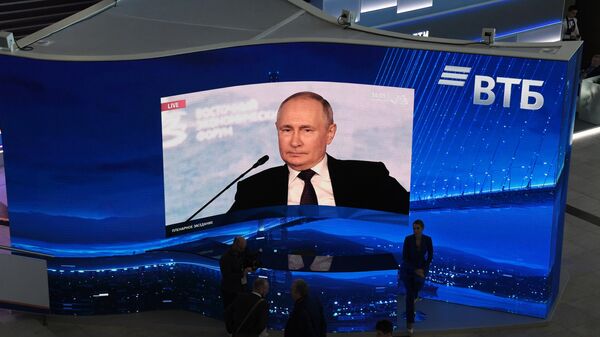 Phát sóng bài phát biểu của Tổng thống Nga V. Putin tại phiên họp toàn thể Diễn đàn kinh tế phương Đông. - Sputnik Việt Nam
