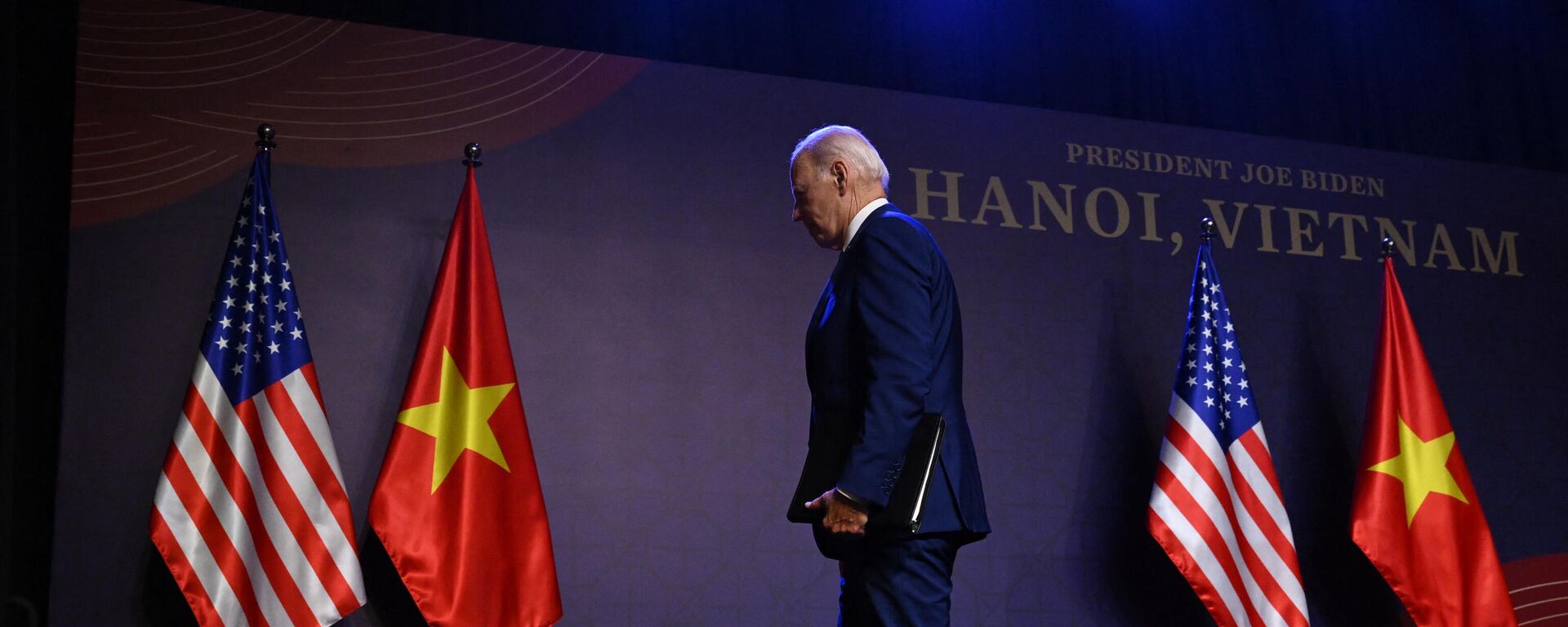 Tổng thống Mỹ Joe Biden sau cuộc họp báo ở Hà Nội, Việt Nam - Sputnik Việt Nam, 1920, 12.09.2023