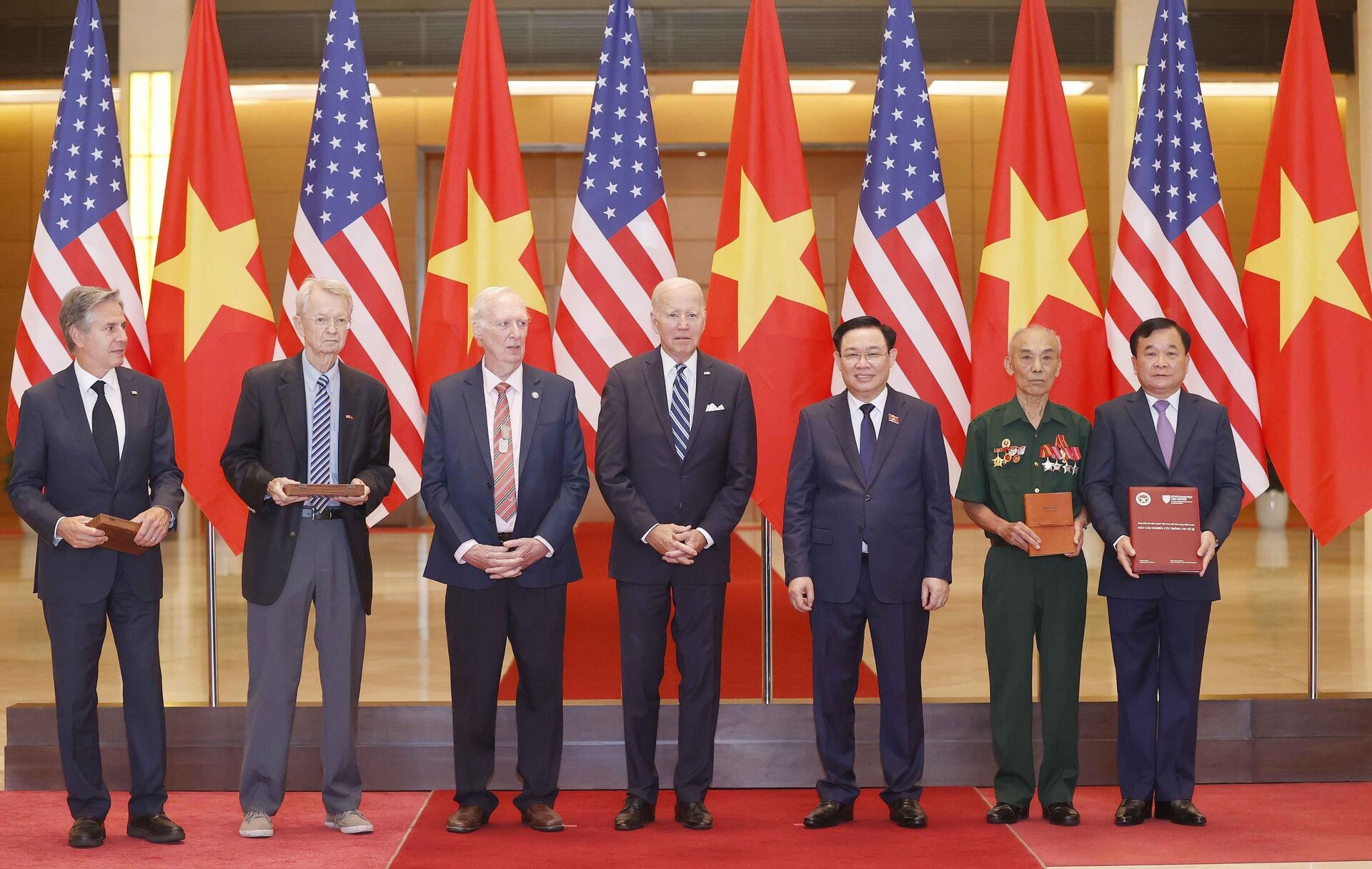 Chủ tịch Quốc hội Vương Đình Huệ và Tổng thống Hoa Kỳ Joe Biden chứng kiến lễ trao kỷ vật, nhật ký chiến tranh. - Sputnik Việt Nam, 1920, 13.09.2023