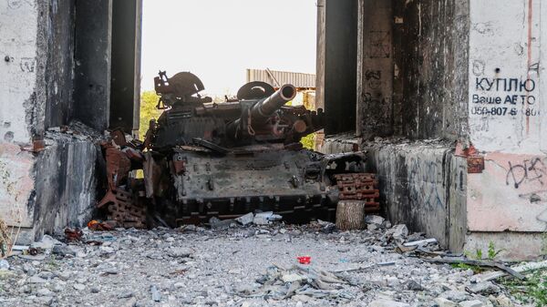 Xe tăng Ukraina bị đốt cháy trên mái vòm của một tòa nhà dân cư nhiều tầng ở Severodonetsk. - Sputnik Việt Nam
