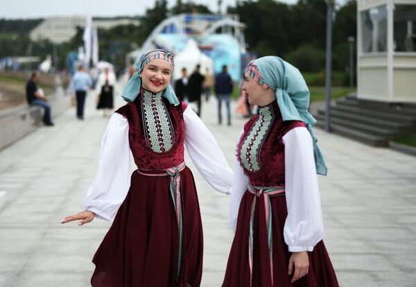 Các cô gái trong trang phục dân tộc tại Diễn đàn Kinh tế Đông ở Vladivostok - Sputnik Việt Nam