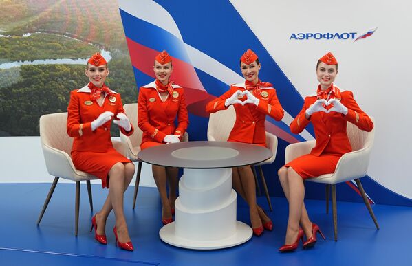 Nữ tiếp viên của Hãng hàng không «Aeroflot» tại Diễn đàn Kinh tế Đông ở Vladivostok - Sputnik Việt Nam