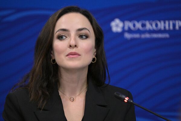 Tiểu ban: “Hậu cần mới – thiên nga trắng của vùng Viễn Đông”, cô Alexandra Suvorova, MC của kênh truyền hình «Rossiya 24» - Sputnik Việt Nam