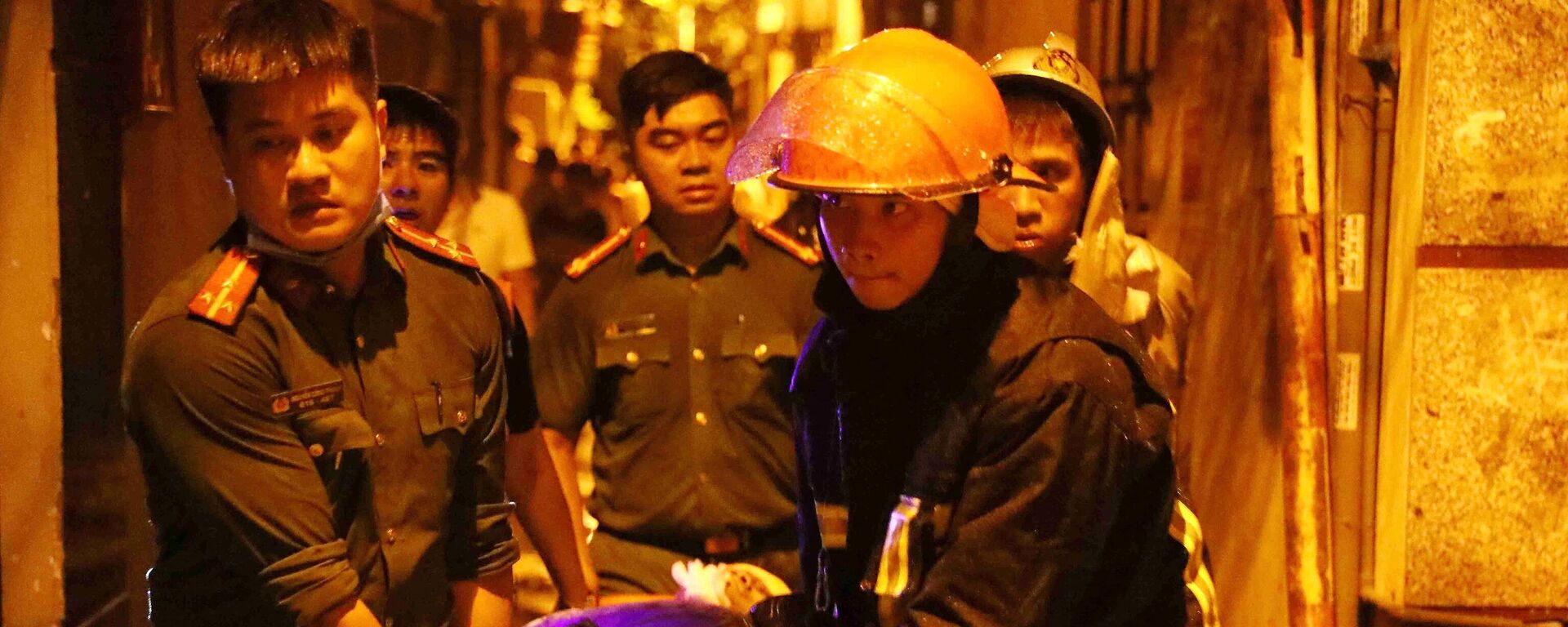 Lực lượng cứu hộ khiêng nạn nhân ra sau vụ cháy lớn trong chung cư mini ở Hà Nội. - Sputnik Việt Nam, 1920, 20.09.2023