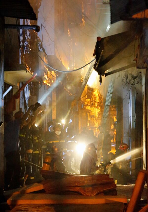 Lính cứu hỏa dập lửa cứu người trong vụ cháy chung cư mini ở Hà Nội - Sputnik Việt Nam