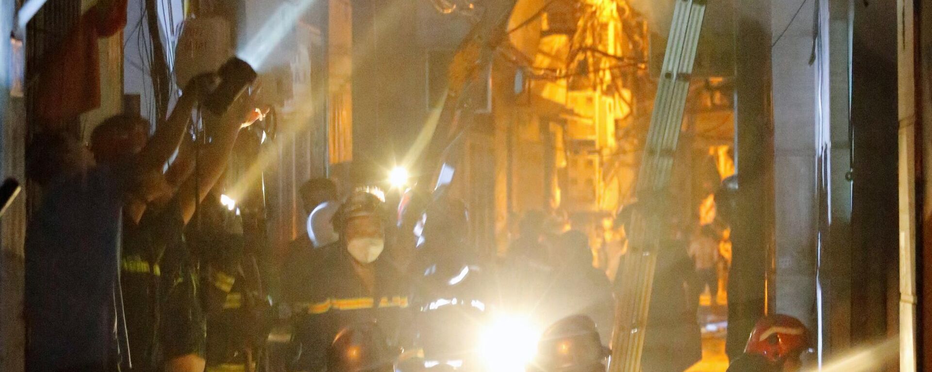 Lính cứu hỏa dập lửa cứu người trong vụ cháy chung cư mini ở Hà Nội. - Sputnik Việt Nam, 1920, 23.09.2023