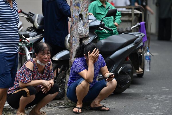 Những người phụ nữ ngóng chờ thông tin thân nhân tại hiện trường vụ cháy chung cư mini ở Hà Nội - Sputnik Việt Nam