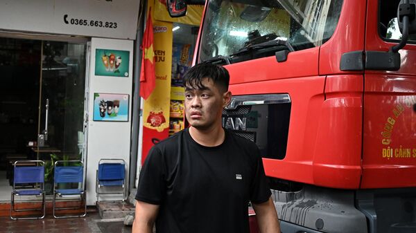 Lính cứu hỏa rời khỏi hiện trường vụ cháy chung cư mini ở Hà Nội. - Sputnik Việt Nam