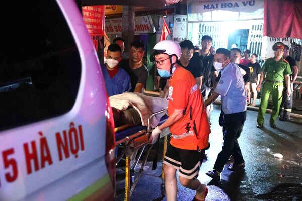 Lực lượng cứu hộ vận chuyển nạn nhân vụ cháy chung cư mini ở Hà Nội - Sputnik Việt Nam