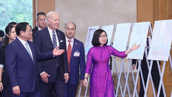 Thủ tướng Phạm Minh Chính và Tổng thống Hoa Kỳ Joe Biden tham quan trưng bày ảnh của TTXVN - Sputnik Việt Nam