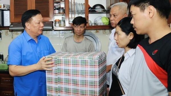 Bí thư Thành ủy Hà Nội Đinh Tiến Dũng thăm hỏi các nạn nhân vụ cháy tại quận Thanh Xuân - Sputnik Việt Nam