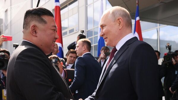 Tổng thống Nga Vladimir Putin chào mừng nhà lãnh đạo CHDCND Triều Tiên Kim Jong-un đến thăm sân bay vũ trụ Vostochny ở vùng Amur, LB Nga - Sputnik Việt Nam
