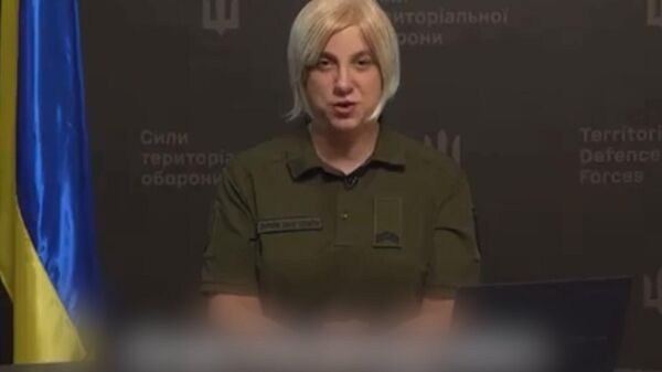 Đại diện của lực lượng quốc phòng Ukraina, người chuyển giới đe dọa nhà báo Nga - Sputnik Việt Nam