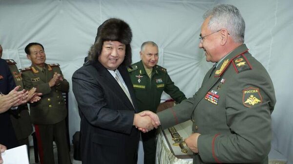 Nhà lãnh đạo Triều Tiên Kim Jong Un và Bộ trưởng Quốc phòng Nga Sergei Shoigu

 - Sputnik Việt Nam