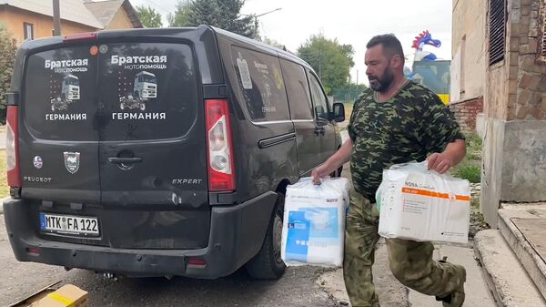 Tình nguyện viên đến từ Đức mang hàng viện trợ tới CHND Donetsk - Sputnik Việt Nam