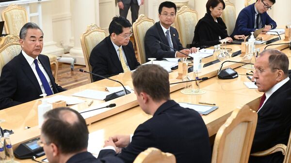 Ngoại trưởng Nga Sergei Lavrov và Ngoại trưởng Trung Quốc Vương Nghị tại cuộc gặp ở Moskva - Sputnik Việt Nam